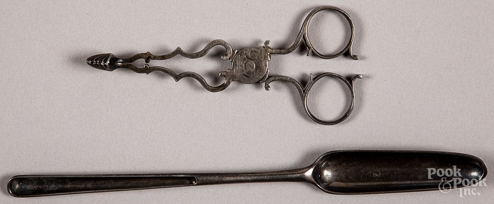 Appraisal: Georgian silver scissor tongs and marrow scoop Georgian silver scissor