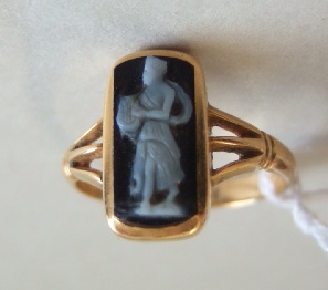 Appraisal: An ct gold and banded agate set cameo ring carved