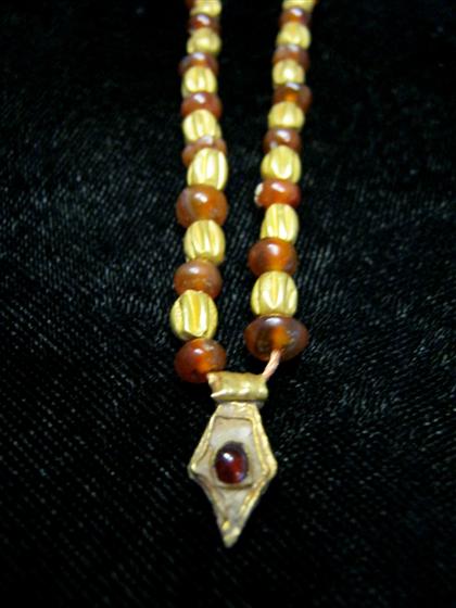 Appraisal: Ancient high karat yellow gold and amber bead necklaceAlternating round