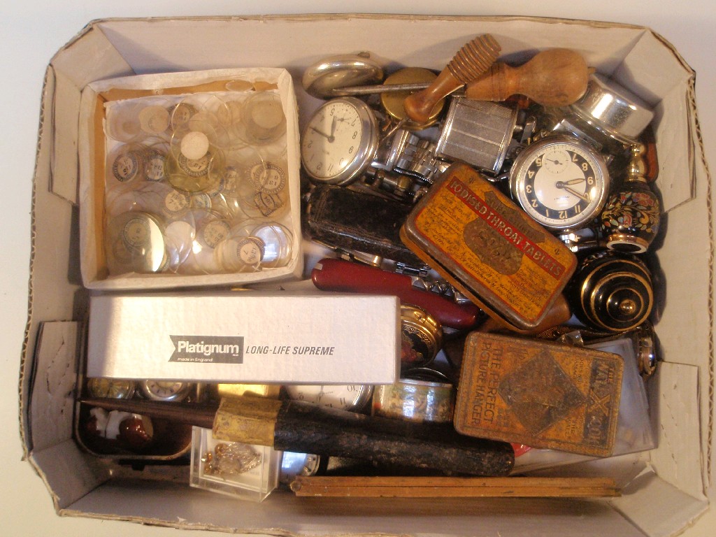 Appraisal: A quantity of watch parts watch glasses trinket items etc