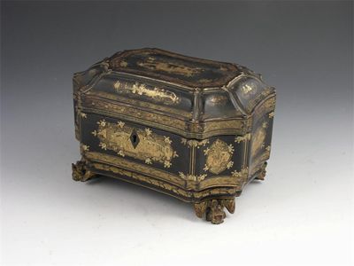 Appraisal: A Chinese Export lacquer tea caddy of concave octagonal outline