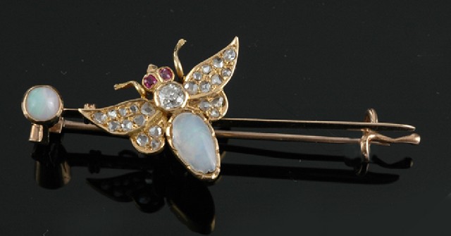 Appraisal: An Antique bee set bar brooch The bee in flight