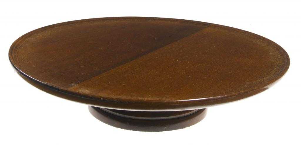 Appraisal: AN EDWARD VII MAHOGANY LAZY SUSAN the moulded tray revolving