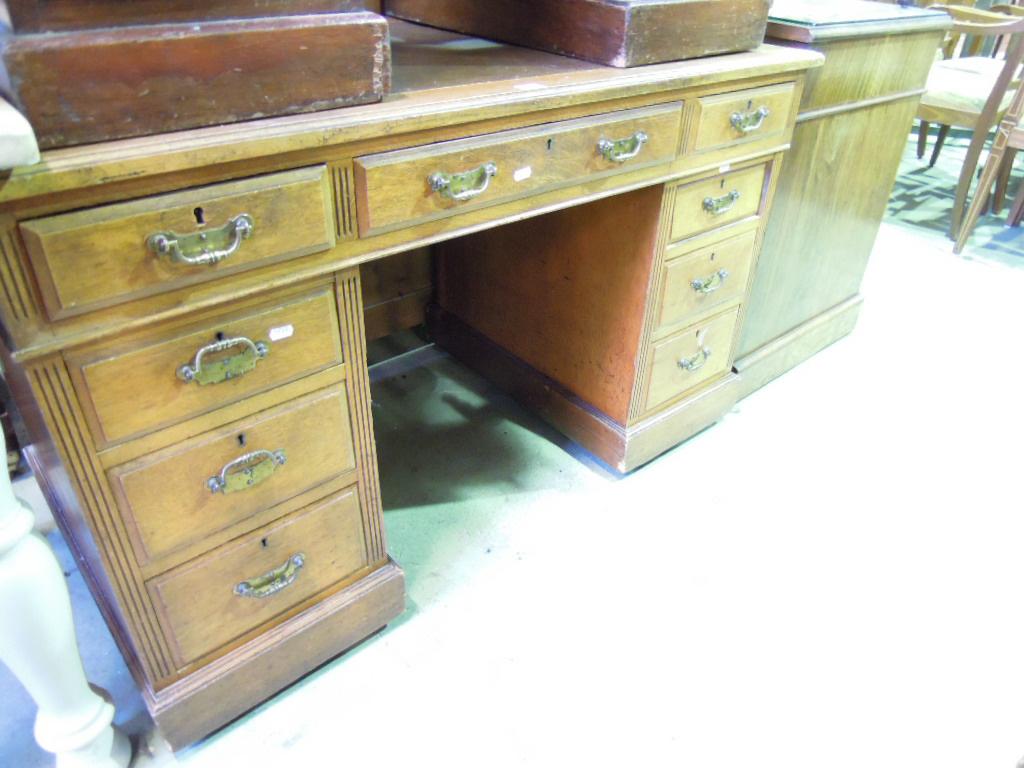 Appraisal: A late Victorian Edwardian oak kneehole pedestal desk with inset