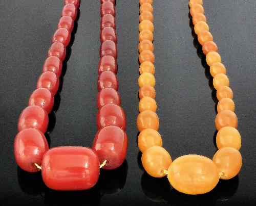 Appraisal: A single mm strand of graduated barrel pattern amber beads