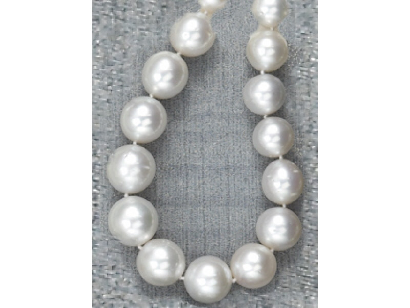 Appraisal: SOUH SEA PEARLS White South Sea pearls measuring mm to