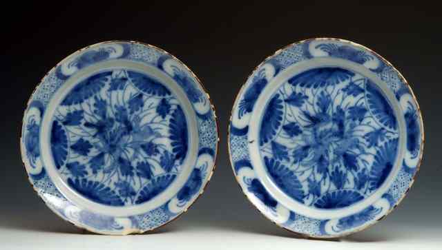 Appraisal: A PAIR OF TH CENTURY DELFT BLUE AND WHITE PLATES