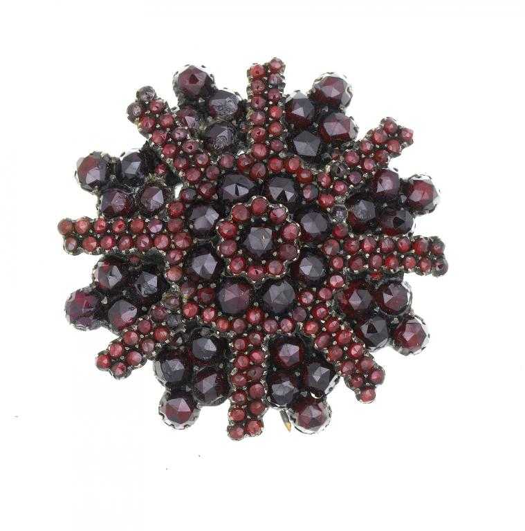 Appraisal: AN ANTIQUE GARNET CLUSTER BROOCH th c