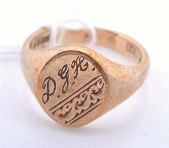 Appraisal: A GENTS CT GOLD SIGNET RING WITH INITIALS 'DGH'