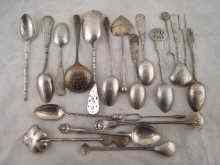 Appraisal: A quantity of small Chinese silver and plated spoons and