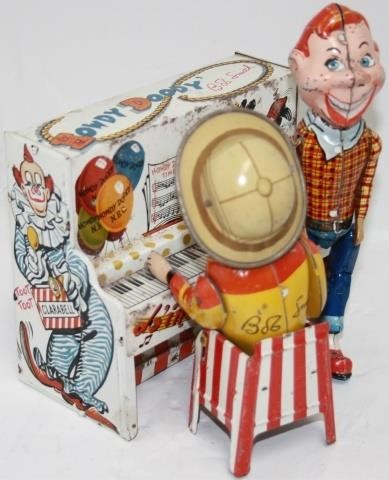 Appraisal: UNIQUE ART TIN LITHOGRAPH HOWDY DOODY WIND-UPTOY FIGURES AT A