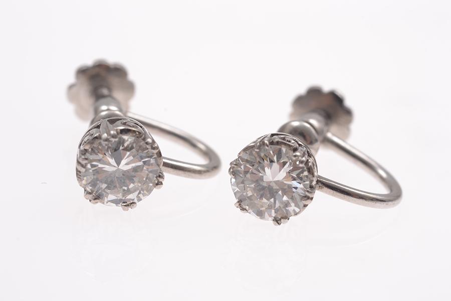 Appraisal: A PAIR OF DIAMOND EARRINGS EACH DIAMOND WEIGHING CTS TO