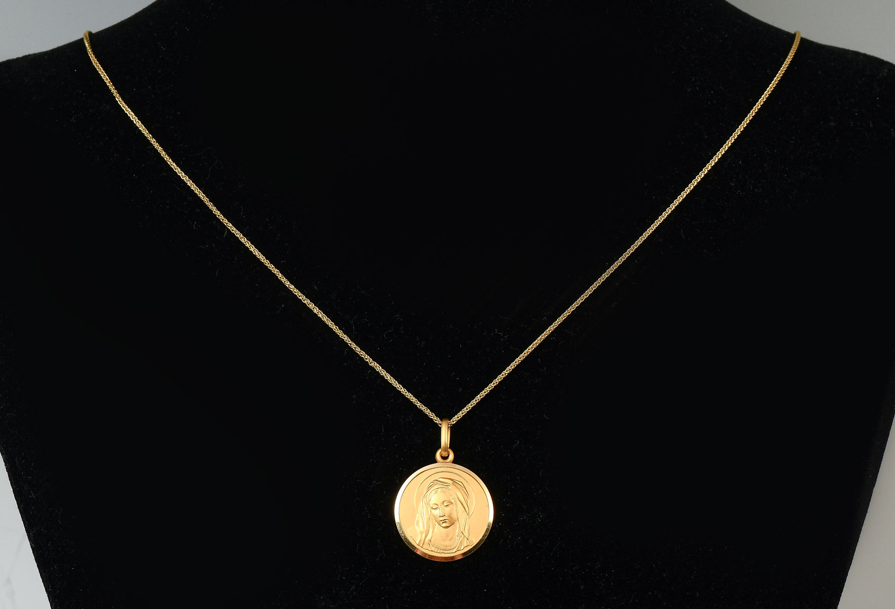 Appraisal: VINTAGE K MADONNA MEDAL K CHAIN Vintage K yellow gold