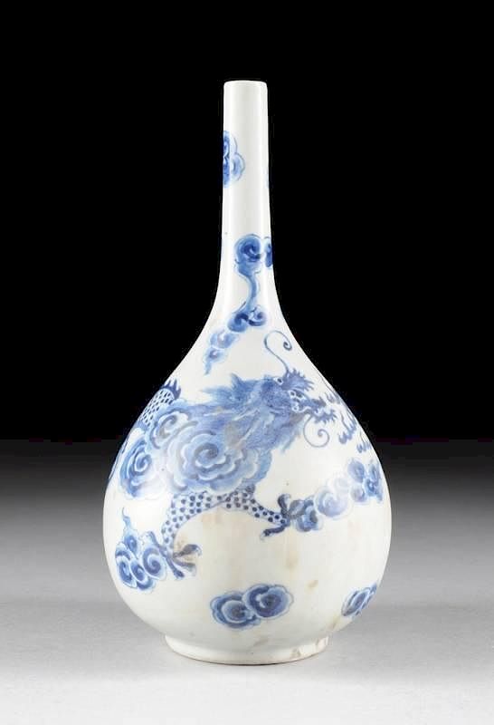 Appraisal: A CHINESE BLUE AND WHITE PEAR SHAPED BOTTLE VASE UNDERGLAZE