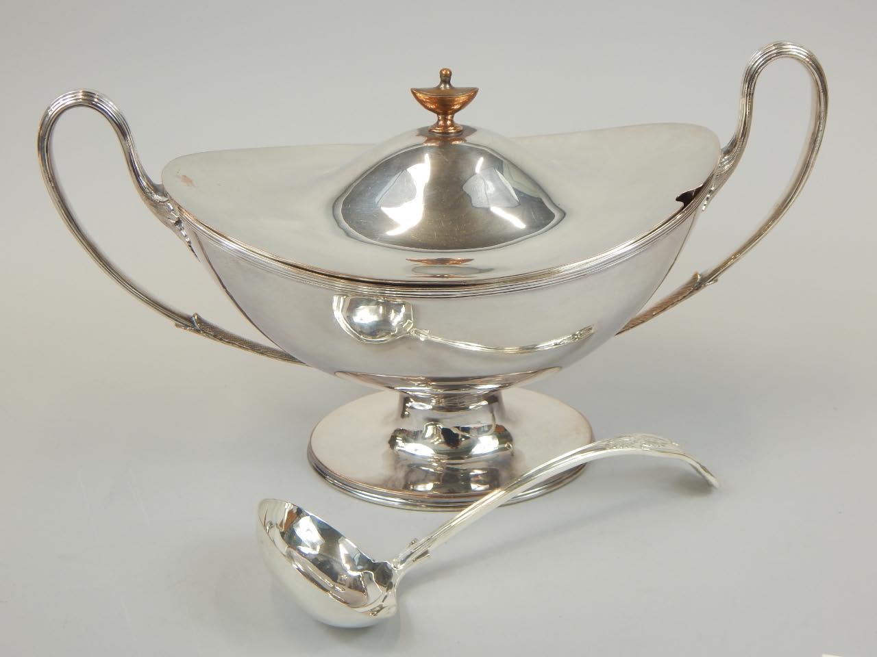 Appraisal: An Old Sheffield plate soup tureen of Neo Classical design