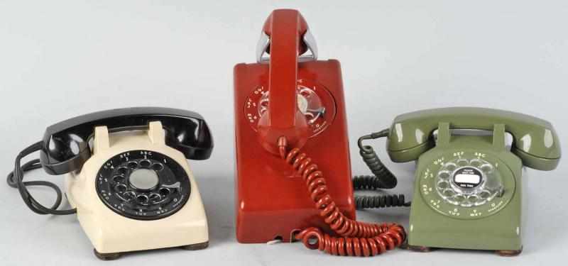 Appraisal: Lot of Western Electric Series Telephones Description Includes a red