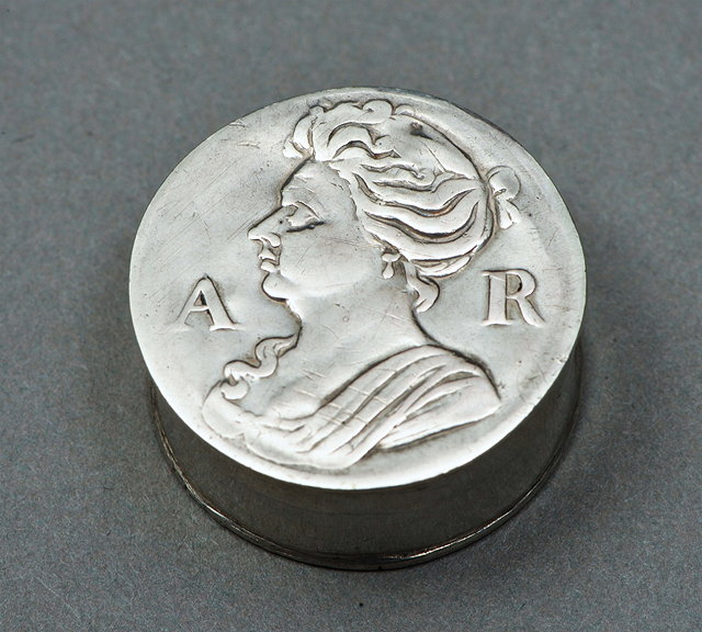 Appraisal: A QUEEN ANNE SILVER COUNTER BOX of can form with