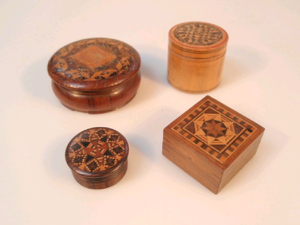 Appraisal: A small Tunbridge ware rosewood counter box the screw cover