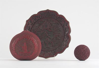 Appraisal: A Chinese red lacquer dish with a foliate rim decorated