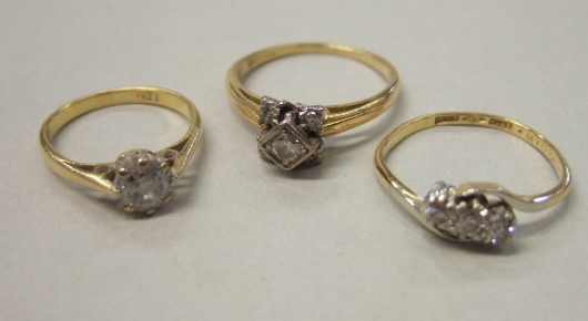 Appraisal: A gold and diamond set single stone ring claw set