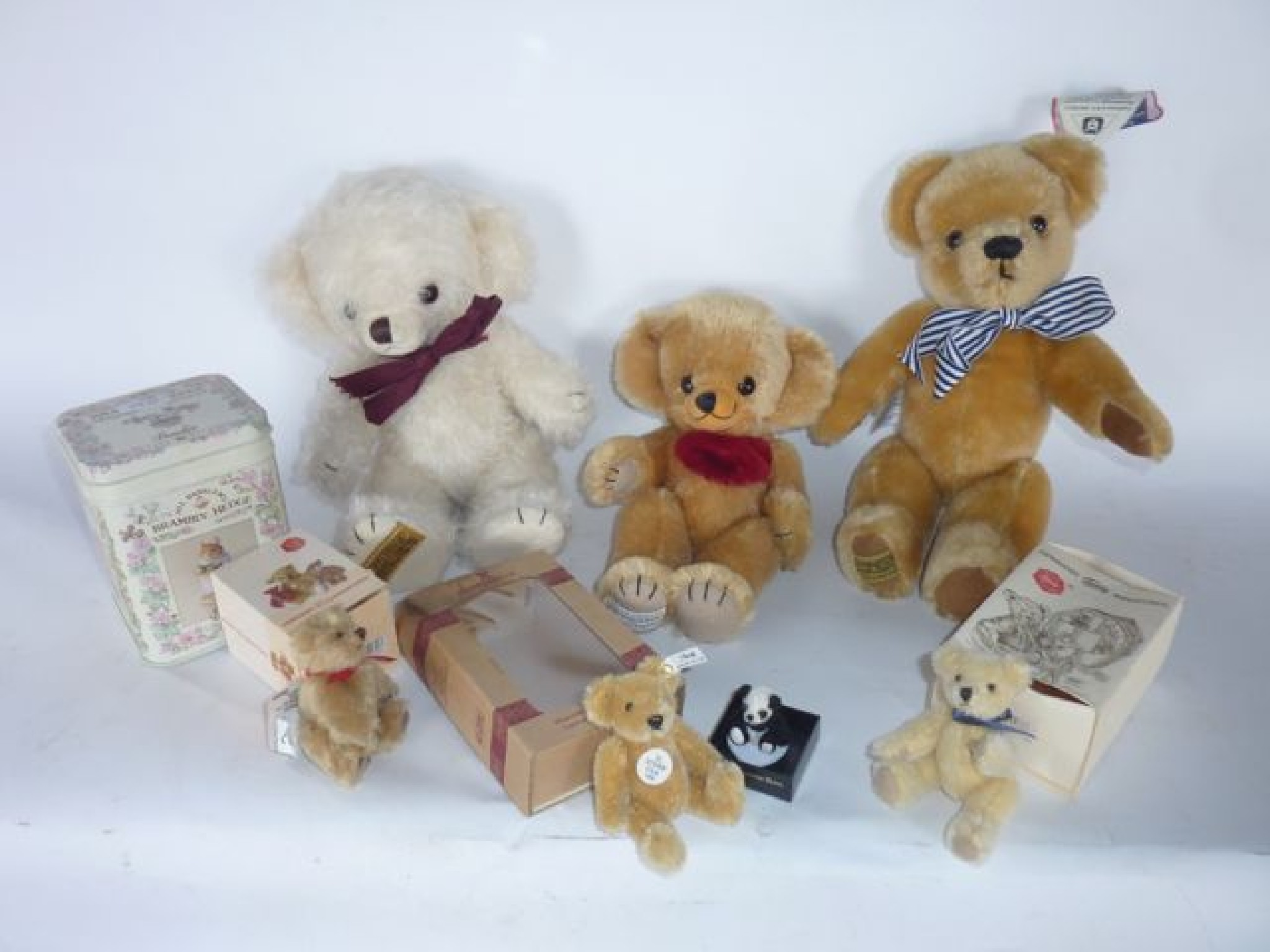 Appraisal: A selection of vintage collectable teddy bears to include an