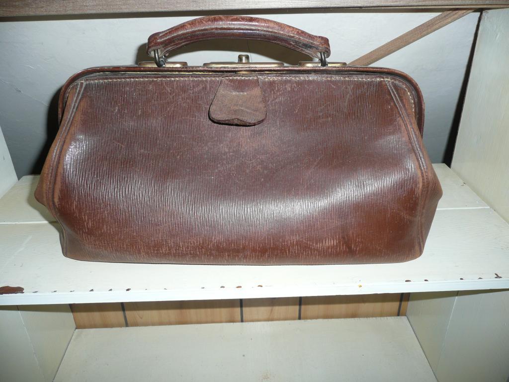 Appraisal: A small leather gladstone bag