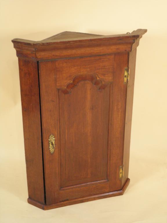 Appraisal: An thC oak corner cabinet with moulded corners the single