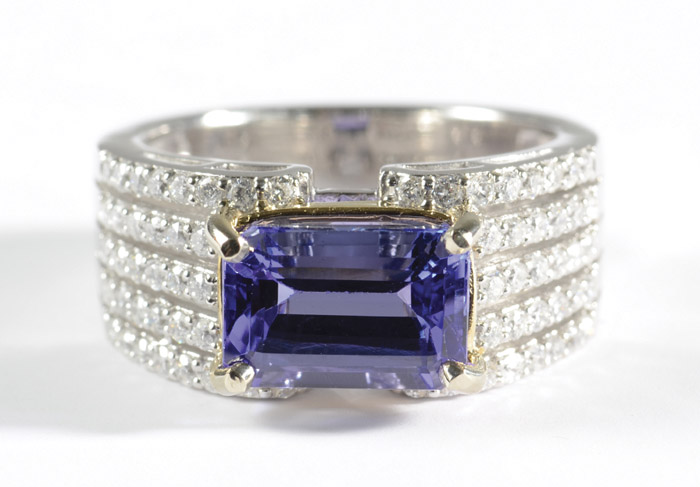 Appraisal: TANZANITE DIAMOND AND FOURTEEN KARAT GOLD RING The heavy white