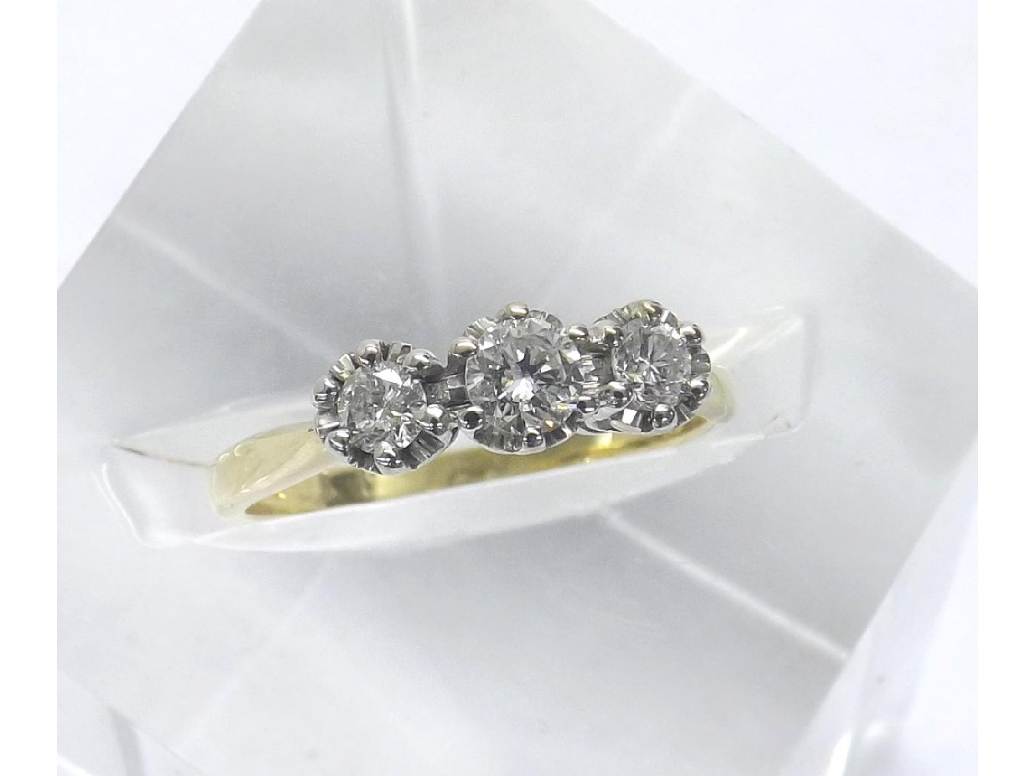 Appraisal: - -a ct yellow gold three stone diamond ring illusion