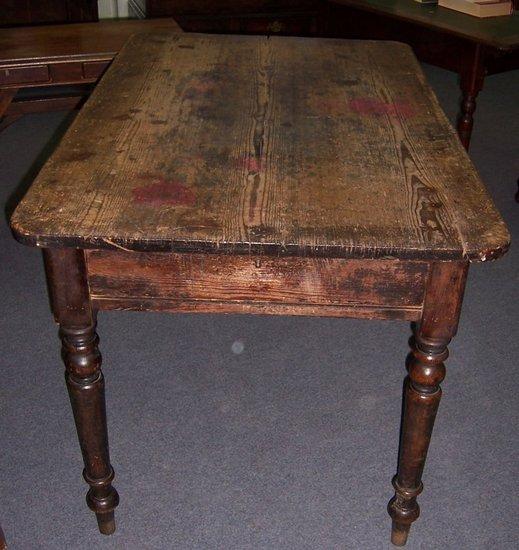 Appraisal: A pine kitchen table with planked top fitted a single