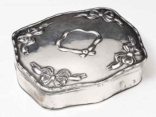 Appraisal: A SILVER JEWELLERY BOX the hinged shaped lid decorated with