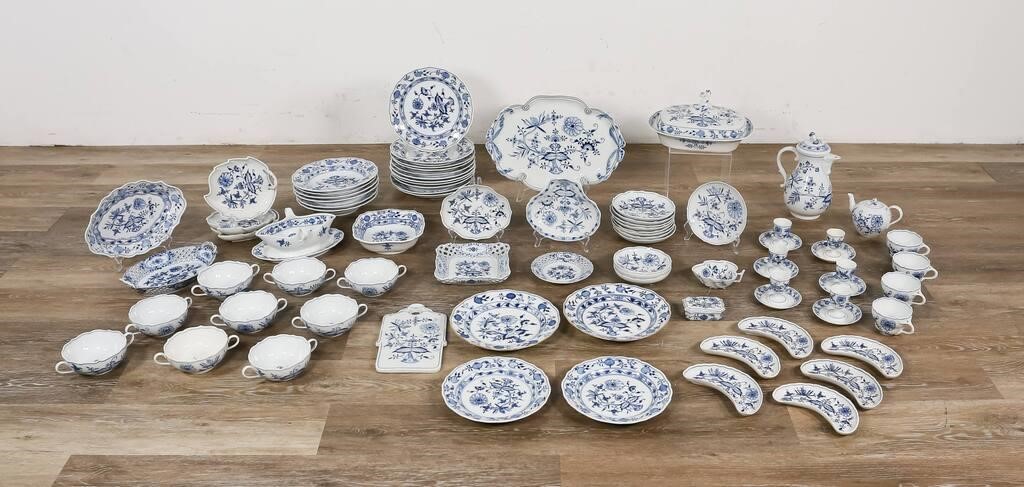 Appraisal: pieces Meissen Blue Onion pattern porcelain dinnerware All with crossed