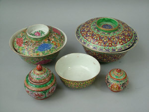 Appraisal: A collection of South East Asian porcelain bowls and covers