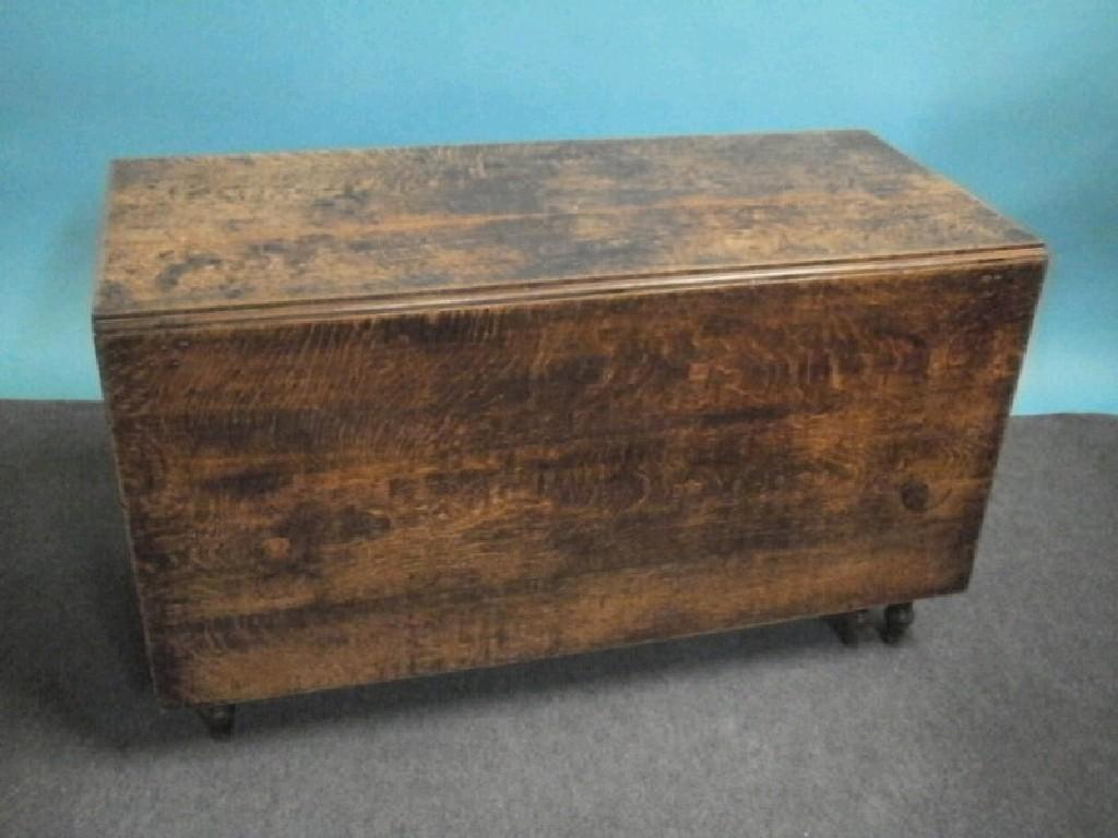 Appraisal: A George III oak drop leaf table on turned legs