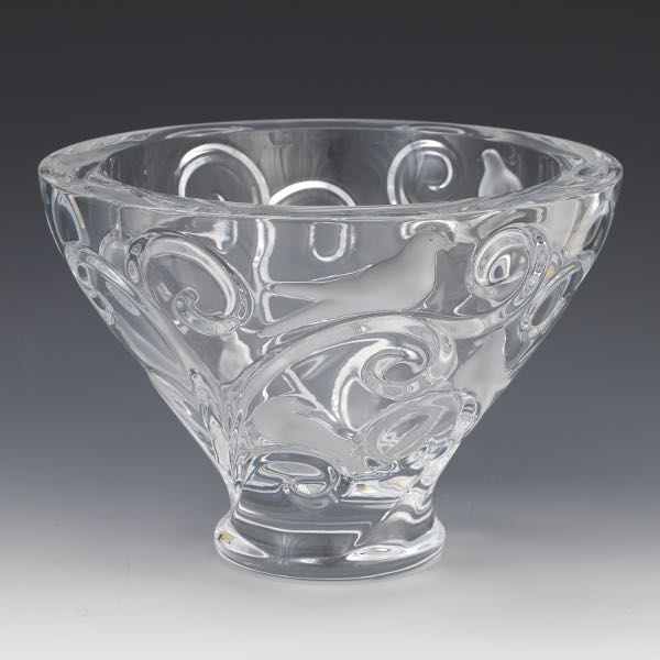 Appraisal: LALIQUE VERONE BOWL x Circular centerpiece bowl in clear glass