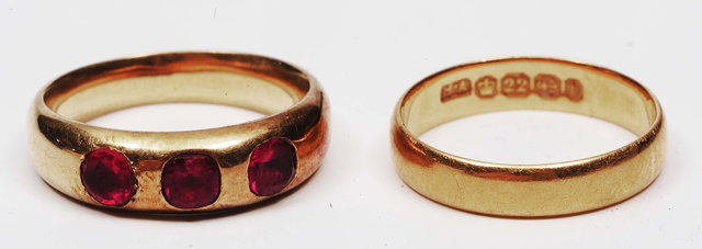 Appraisal: A ct gold wedding band grams together with an unmarked