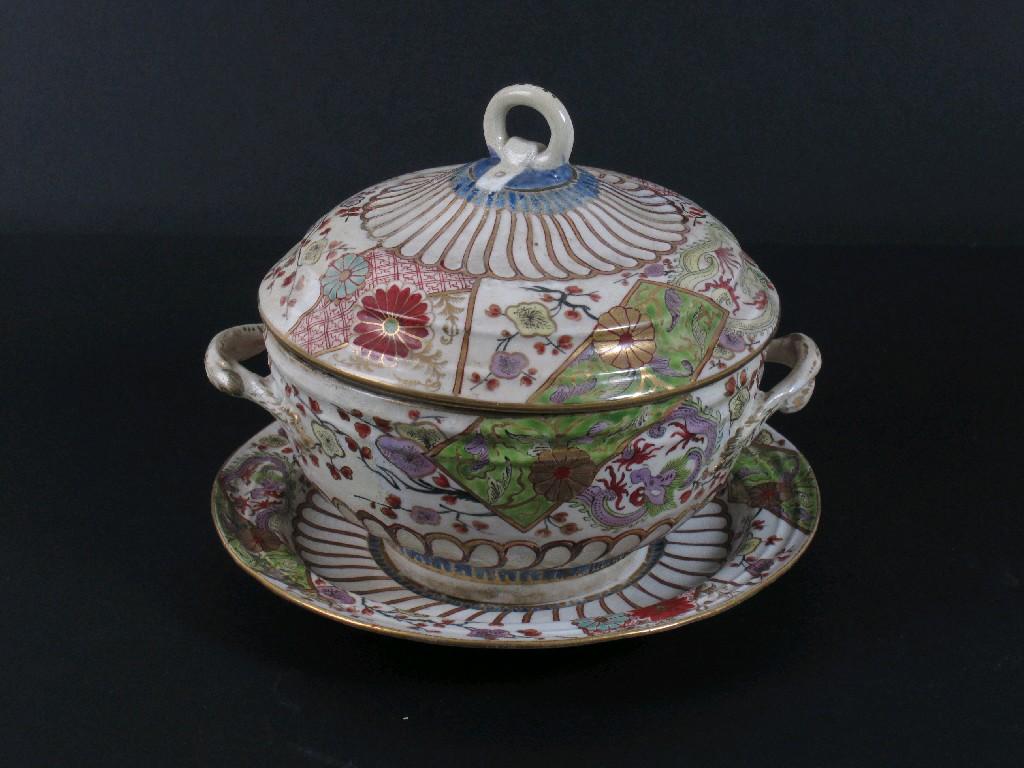 Appraisal: An early Worcester circular two handled Bowl Cover and Stand