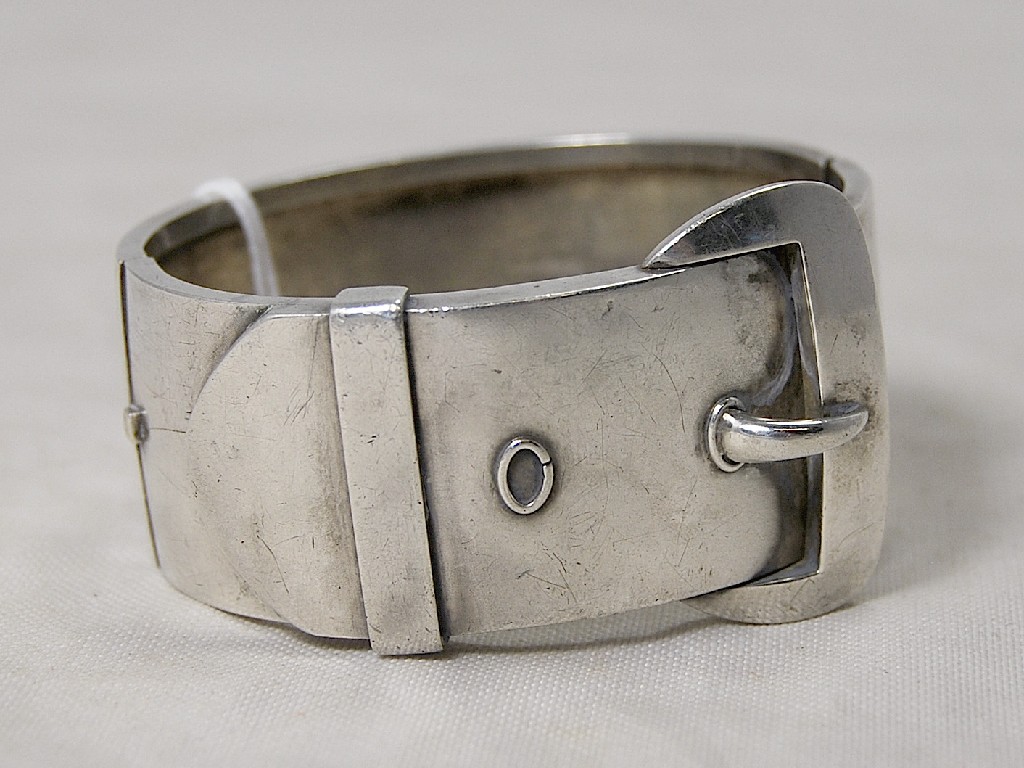 Appraisal: Buckle style silver bangle