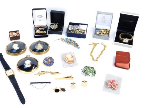 Appraisal: A quantity of vintage costume jewellery comprising mainly bar brooches