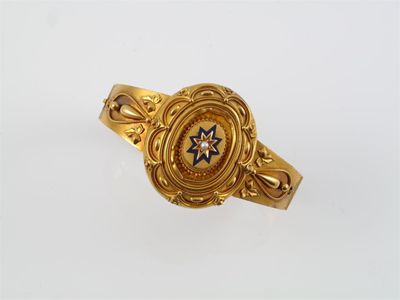 Appraisal: A Victorian gold hinged bangle The oval section centred with