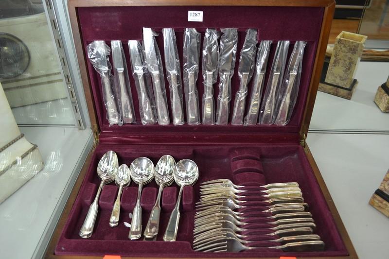 Appraisal: VINERS 'ROMANTIQUE' SILVER PLATED SHEFFIELD CANTEEN SOME LOSSES