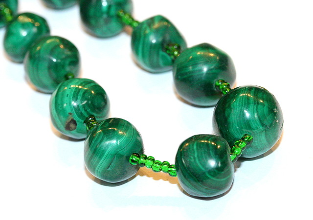 Appraisal: A MALACHITE AND GREEN GLASS BEAD NECKLACE long