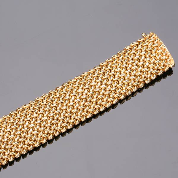 Appraisal: A fourteen karat gold mesh link bracelet Italy weighing approximately