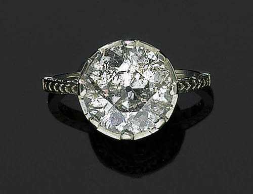 Appraisal: DIAMOND RING ca White gold Decorative solitaire model set with