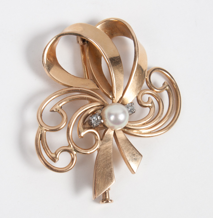 Appraisal: K gold pearl diamond brooch late th century curled ribbon-form