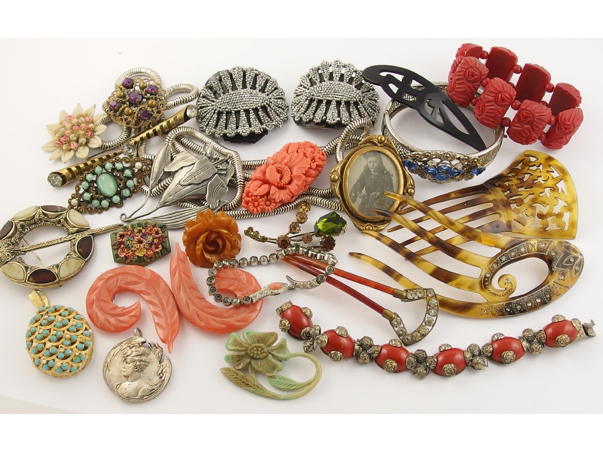 Appraisal: A good collection of vintage costume jewellery to include early