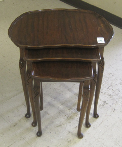 Appraisal: A NESTING SET OF THREE MAHOGANY OCCASIONAL TABLES Queen Anne