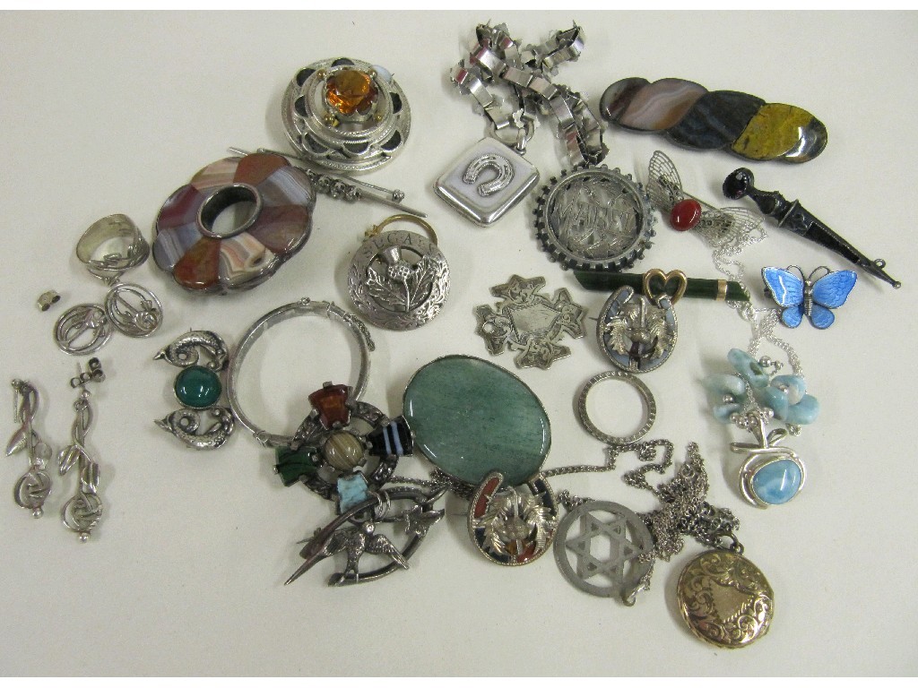 Appraisal: Lot of mostly silver jewellery to include agate set brooches