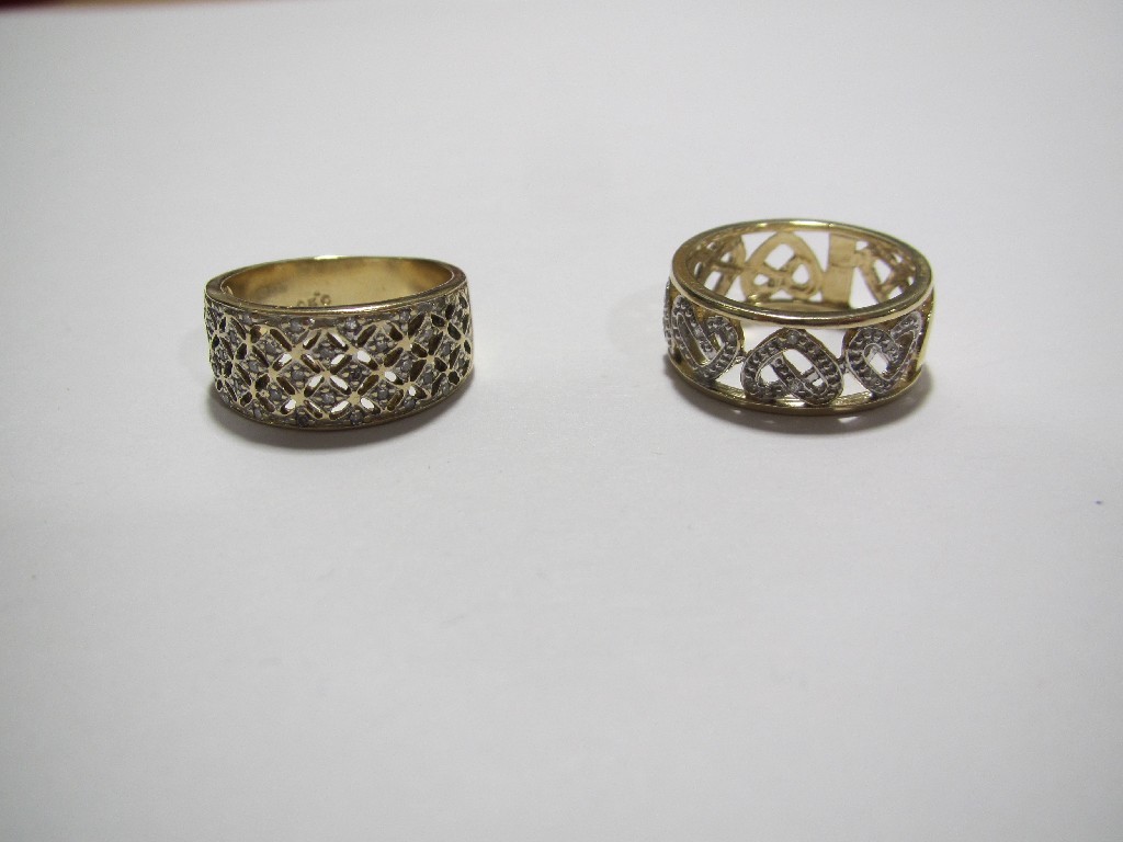 Appraisal: A broad ct gold diamond cluster ring of trellis design