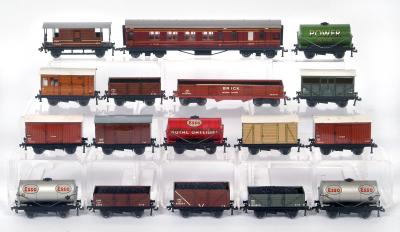 Appraisal: Hornby Dublo rolling stock with N E fish van N